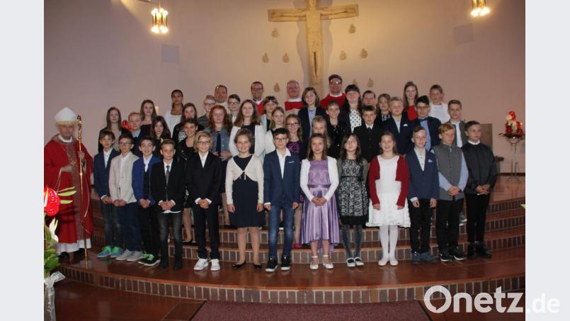 39 junge Christen aus den Pfarreien St. Konrad und St. Martin ließen sich am Wochenende im Rahmen eines Pontifikalgottesdienstes das Sakrament der Firmung von Weihbischof Reinhard Pappenberger spenden und besiegelten dadurch ihren Glauben. Bild: ads