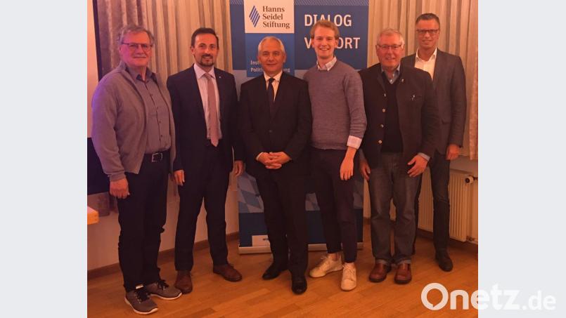 Publizist Michael G. Möhnle (Dritter von links) von der Hanns-Seidel-Stiftung mit (von links) Helmut Christa (Regionalbeauftragter Hanns-Seidel-Stiftung), Pfarrer Stefan Fischer, CSU-Ortsvorsitzendem Florentin Siegert, Pfarrer Johannes Blohm und Bürgermeister Hermann Falk. Bild: u