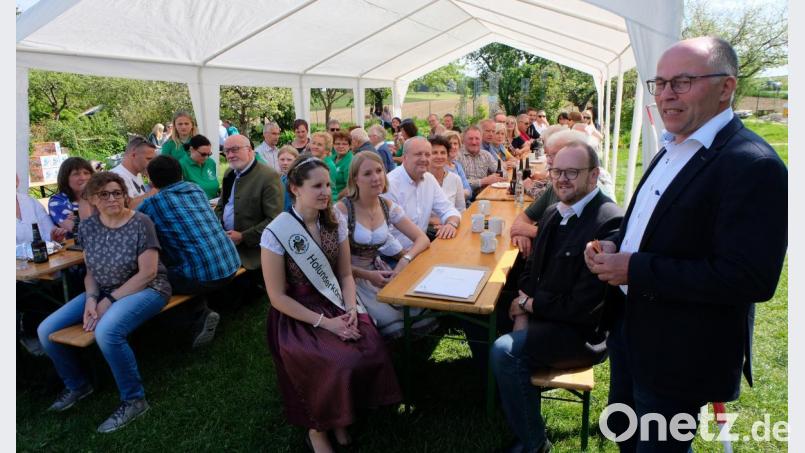 Kreisvorsitzender Albert Nickl freut sich über die vielen Besucher und begrüßt viele hundert Gartenfreunde und Gäste aus nah und fern beim großen Familienfest. Bild: le