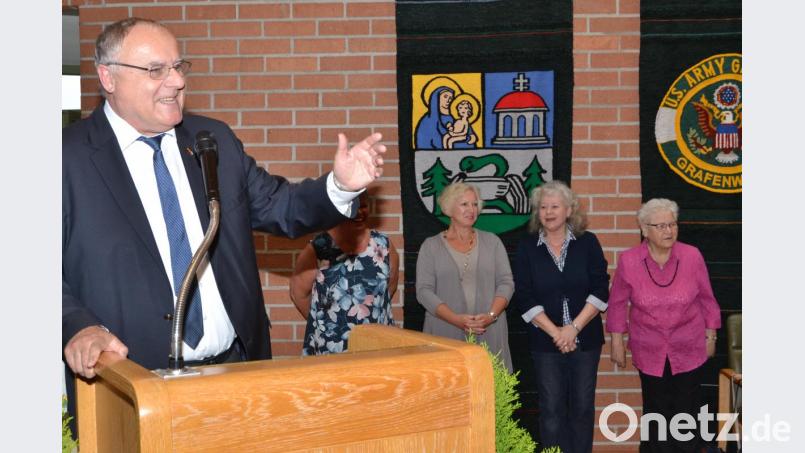 Fröhlich begrüßt Bürgermeister Lothar Höher die gut 100 Gäste im großen Sitzungssaal des Neuen Rathauses. Bild: hcz