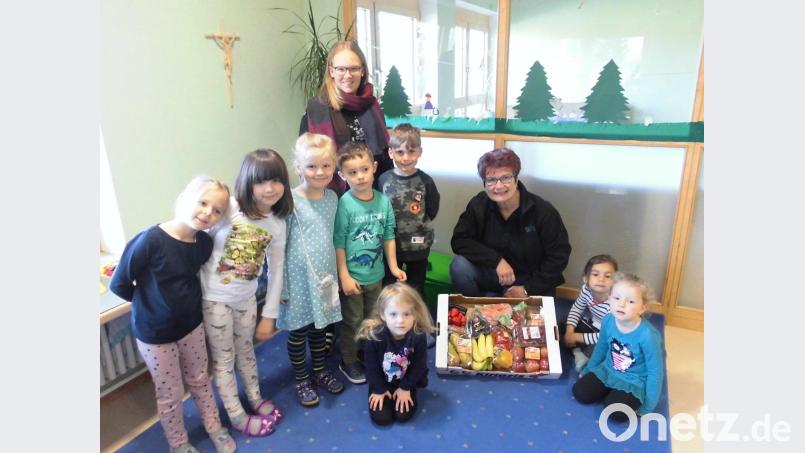 Leckere Erdbeeren und kleine Möhrchen sind diese Woche dabei. Die Buben und Mädchen sowie Kindergartenleiterin Theresa Koch sind jede Woche gespannt auf die von Regine Götz gespendete Obst- und Gemüsekiste. Bild: wlr
