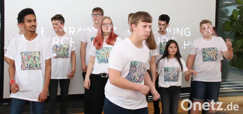 Achtklässler aus der Mittelschule Neunburg vorm Wald führten ihren "Menschenrechte-Rap" auf. Diese Schule hat als einzige in Bayern den Ehrenamtspreis für ihren Einsatz für Demokratie und Vielfalt erhalten. Er wurde vor wenigen Tagen überreicht. Bild: Thomas Dobler