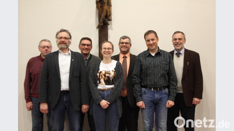 Der neue Vorstand der Schnaittenbacher Kolpingsfamilie (von links): Georg Meier, Markus Nagler, Siegbert Gmey, Katharina Grosch, Vorsitzender Manfred Schlosser, stellvertretender Vorsitzender Volker Richter sowie Präses Pfarrer Josef Irlbacher. Bild: ads