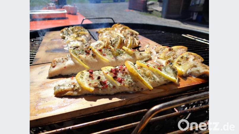 Auf dem Menü-Plan steht unter anderem geräuchertes Fisch-Filet von der Planke Bild: stg