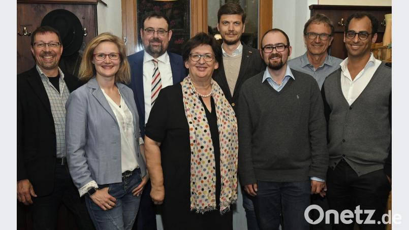 Die Vorstandschaft des neuen Vereins (von links): Markus Lommer, Kathrin Fischer, Elias Dray, Barbara Lanzinger, Tobias Kober, Max Grosser, Georg Baumann und Brett Gilman. Bild: Petra Hartl