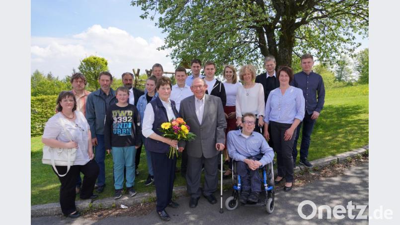 Auf 60 Jahre gemeinsamen Lebensweg blicken Theresia und Georg Meckl (vorne Mitte) zurück. Bild: fvo