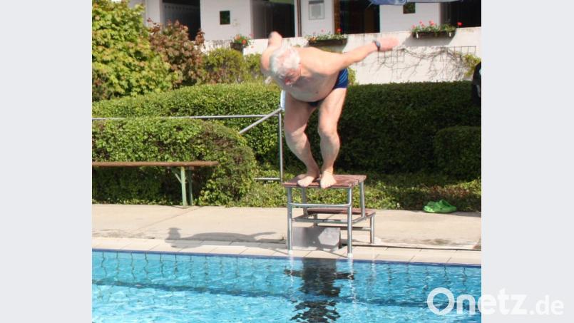 Klaus Jaintzyk eröffnet seine Badesaison mit einem Sprung ins Becken. Bild: sam