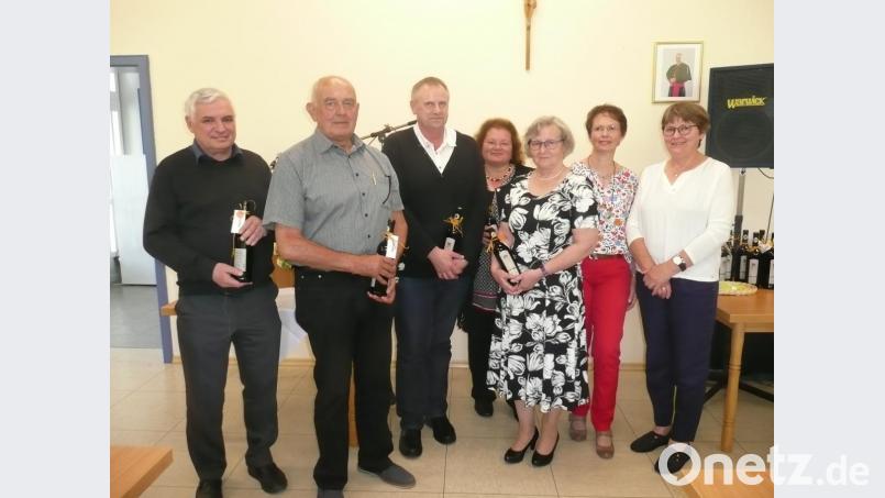 Als Ehrengäste an der Feier zum 40-jährigen Bestehen des Gartenbau- und Ortsverschönerungsvereins Kulz nahmen (von links) Pfarrer Eugen Wismeth, Alois Dirrigl (Bezirksverband Gartenbau und Landespflege), Zweiter Bürgermeister Wolfgang Niebauer, Fachberaterin Heidi Schmid und Kreisverband-Vertreterin Agnes Feuerer teil. Die beiden Vorsitzenden Adelheid Süß und Gertraud Rötzer (von rechts) zeigten den Werdegang des Vereins auf. Bild: amö