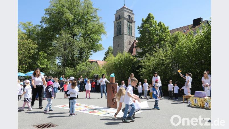 Im Pausenhof der Schule feierte der Kunterbunt-Kindergarten sein Sommerfest. Bild: njn
