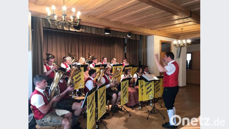 Die Fichtelgebirgskapelle Ebnath unter Leitung von Johannes Prechtl (rechts) gab ein beeindruckendes Konzert im Pfarrgemeindehaus. Bild: soj