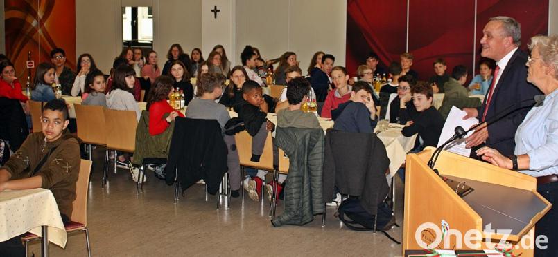 Oberbürgermeister Kurt Seggewiß empfängt zum 40-jährigen Jubiläum die deutschen und französischen Schüler von &quot;Kepler&quot; und &quot;Elly&quot;. Bild: R. Kreuzer