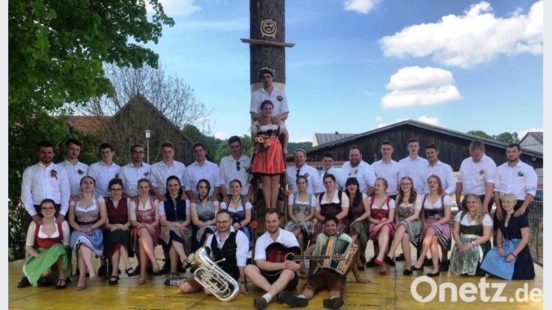 Die 16 Wolfsfelder Kirwapaare eröffneten den Kastler Kirwareigen und ermittelten mit Hilfe der drei Allersburger Musikanten das neue Oberkirwapaar. Edeltraud Donhauser und Johannes Ehbauer (Mitte, am Baum) freuten sich über die neue Aufgabe. Bild: jp