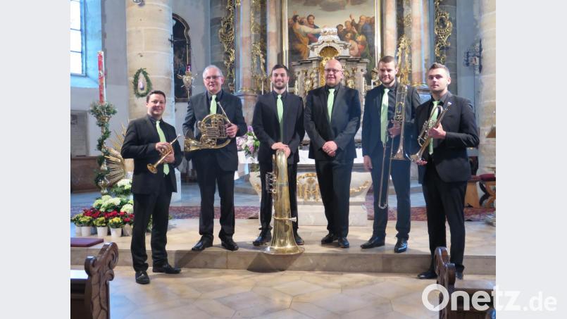 René Pascal Bauer, Josef Neubauer, Patrick Oroudji, Walter Thurn, Jonas Bäumler und Johannes Kellermann (von links) spielten sich in die Herzen der Zuhörer beim Kirchenkonzert in der Kemnather Stadtpfarrkirche. Bild: jzk