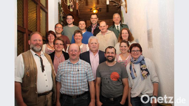 An der Spitze der &quot;Almenrauschschützen&quot; stehen nun (vorne, von links) Vorsitzender Jürgen Leibl, sein Stellvertreter Hans Brunner, Kassier Gerhard Fleißer und Schriftführerin Martina Liebl. Dritter Bürgermeister Peter Forster (zweite Reihe, Mitte) und Gauschützenmeister Manfred Muck (hinten, rechts) waren erleichtert, dass eine neue Vorstandschaft gefunden werden konnte. Bild: frd