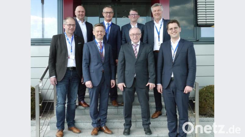 Bei ihrem Informationsbesuch sprachen MdL Tobias Reiß (vorne, Zweiter von links), Kandidat MdEP Christian Doleschal, CSU Bürgermeisterkandidat Roman Schäffler (vorne links) und Bürgermeister Werner Nickl (hinten, Zweiter von links) mit Standortleiter Michael Ascherl (hinten links), dem Leiter des Einkaufs, Armin Keller (hinten Zweiter von rechts), Firmenchef Michael Ponnath (hinten rechts) und dem kaufmännischen Leiter Rupert Kohlhofer (vorne, Zweiter von rechts). Bild: jzk