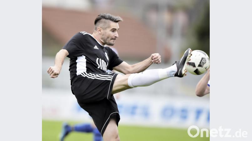 Der Königsteiner Spielertrainer Christian Ringler kann nicht aktiv am Projekt Klassenerhalt mithelfen. Er fällt mir einer Knieverletzung im Relegationsspiel gegen Anadoluspor Weiden aus. Bild: Hubert Ziegler