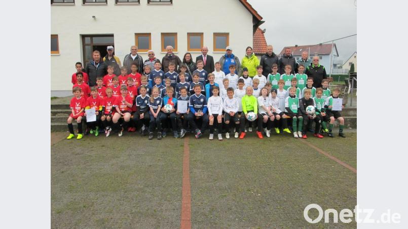Die vier erstplatzierten Jungen-Mannschaften nach der Grundschul-Landkreismeisterschaft auf dem Sportgelände des FV Vilseck (von links): 1. Hahnbach, 2. Ebermannsdorf, 3. Raigering und 4. Vilseck I mit (hinten von links) Konrektor Stefan Ottmann, Platzwart Kurt Fabienke (FV Vilseck), Helmut Lippert, Karl Eckert, Konrad Köppl, stellvertretende Schulleiterin Ulrike Erlbacher (Ebermannsdorf), Stefan Nicol, Ronny Baumgartner und Lehrerin Karin Müller-Popp (beide Raigering), Hans-Jürgen Geier und Daniel Obermeier (beide Betreuer Vilseck), Michael Gradl und Karl Heinz Grollmisch. Bild: khg