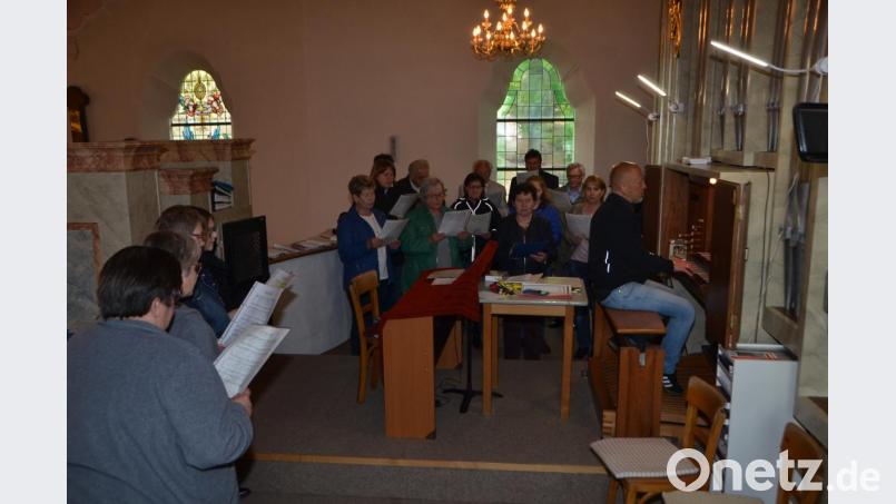 Für die Waldauer ist das Patrozinium ihrer Benefiziumskirche immer ein kleiner Festtag. Der Kirchenchor unter Leitung von Hans-Josef Völkl durfte da nicht fehlen. Bild: dob