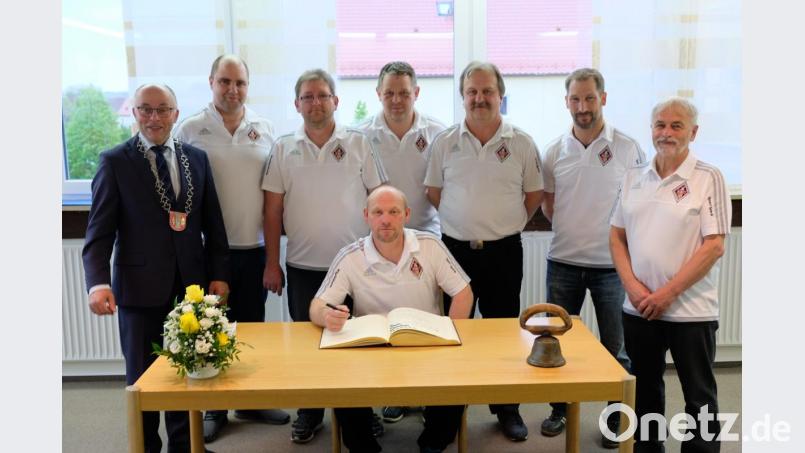 Aus Anlass des Aufstieges der Ersten Herrenmannschaft der Klosterkegler Speinshart in die Kreisliga lädt Bürgermeister Albert Nickl zum Gemeindeempfang mit Eintrag in das Goldene Buch. Bild: do