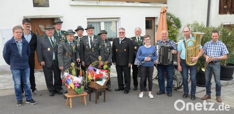 Eine stattliche Abordnung mit Jagdgenossen, Bruderbundschützen, Schützengau und Musikanten gratulierten Georg Pilhofer, dem Urgestein des Bruderbunds zu seinem 90. Geburtstag Bild: ker