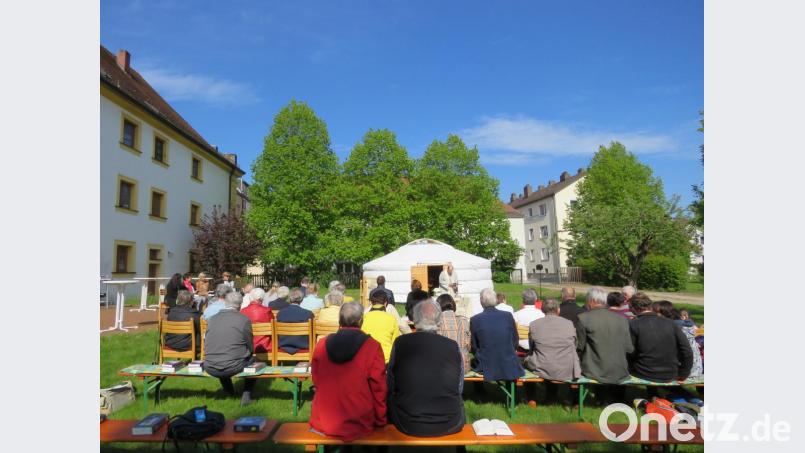 Bei herrlichem Sonnenschein erlebten die Gläubigen einen friedvollen Gottesdienst unterm freien Himmelszelt. Bild: ubb