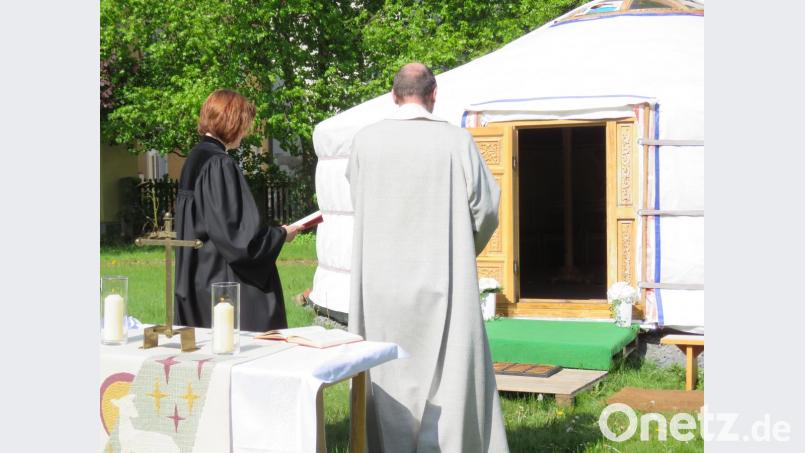Gemeinsam vollzogen Pfarrerin Stefanie Schön und Diakon Fritz Liebl die feierliche Einweihung des Zeltes. Bild: ubb