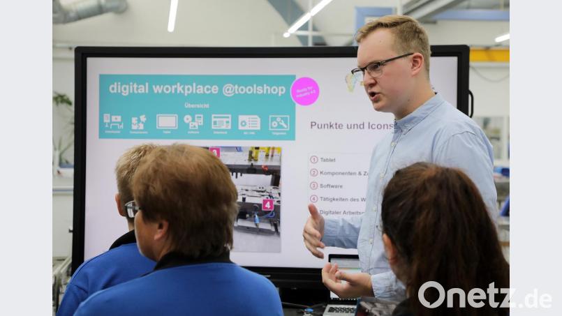 Lukas Senft erklärt stilecht, wie ein digitaler Arbeitsplatz aussieht. Bild: Wolfgang Steinbacher
