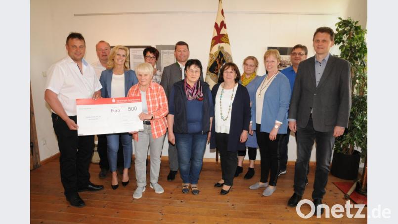 CSU-Ortsvorsitzender Stefan Voit (links) überreicht dem Museumsarbeitskreis den Spendenscheck über 500 Euro für neue Ideen im Stadtmuseum. Bild: bey