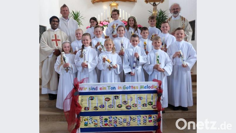 Mit den Erstkommunionkindern und der Pfarrgemeinde feiern Pfarrer Heinrich Rosner (rechts), Pfarrvikar Joseph Kokkoth und Gemeindereferent Markus Seefeld (hinten von links) einen lebendigen, freudvollen Festgottesdienst zum Leitthema „Wir sind ein Ton in Gottes Melodie“. Bild: ohr