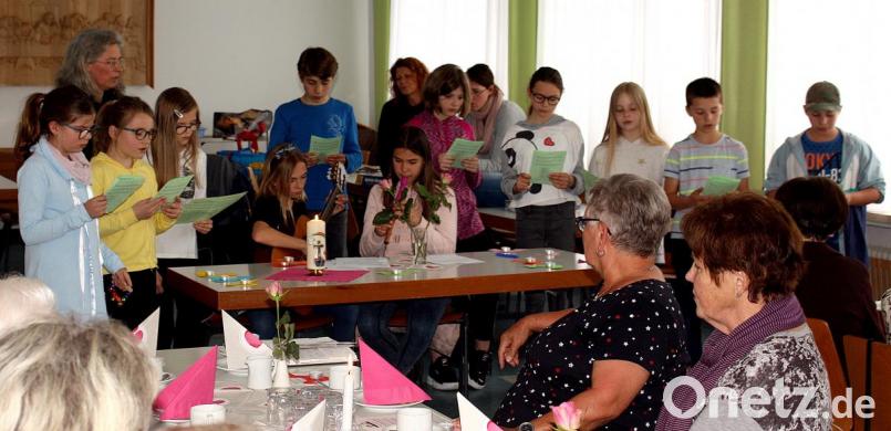 Senioren und Firmkinder treffen sich, singen gemeinsam und spielen nach dem Kaffeetrinken „Mensch ärgere dich nicht&quot;. Bild: R. Kreuzer