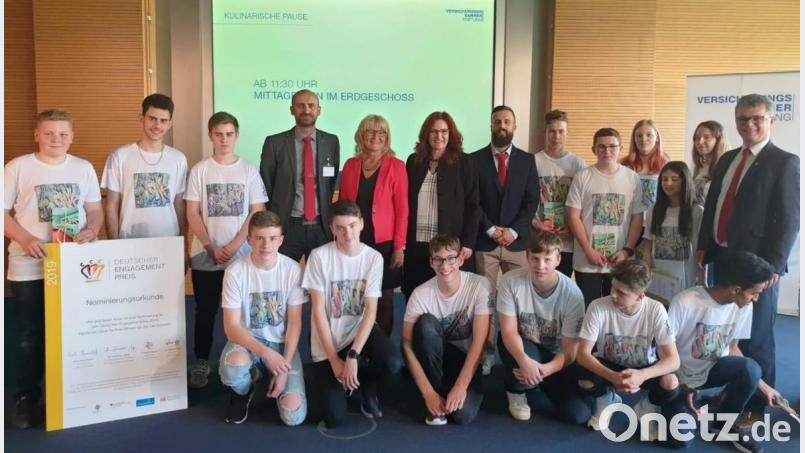 Stolz nahmen Schulleiterin Irene Träxler (Fünfte von links) und die Schüler den Preis für ihre Arbeit entgegen. Bürgermeister Martin Birner (rechts) gratulierte ihnen und den verantwortlichen Lehrern Christine Schießl (Sechste von links), Mario Schiegerl-Höldrich (Siebter von links) und Christian Schießl (Fünfter von links). Bild: weu