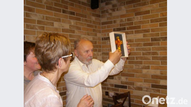 Als nachträgliches Geschenk zum 75. Geburtstag, den Jaroslav Martinásek kürzlich feierte, überreichte der Chor der Basilika Waldsassen ein besonderes Geschenk - ein Kreuz aus Lamberts-Glas.. Bild: pz
