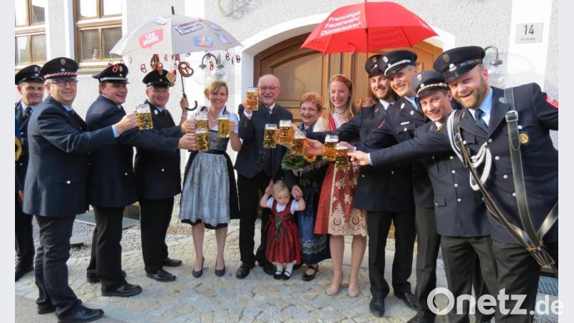 Schirmherr im Doppelpack: Abordnungen der Feuerwehr Fronhof (links) und der Feuerwehr Dürnersdorf (rechts) wünschen sich von Bürgermeister Georg Köppl, dass zu ihren Festlichkeiten „koi Trepfl owa kimmt und in unser Festbier rinnt.“ Bild: Mardanow