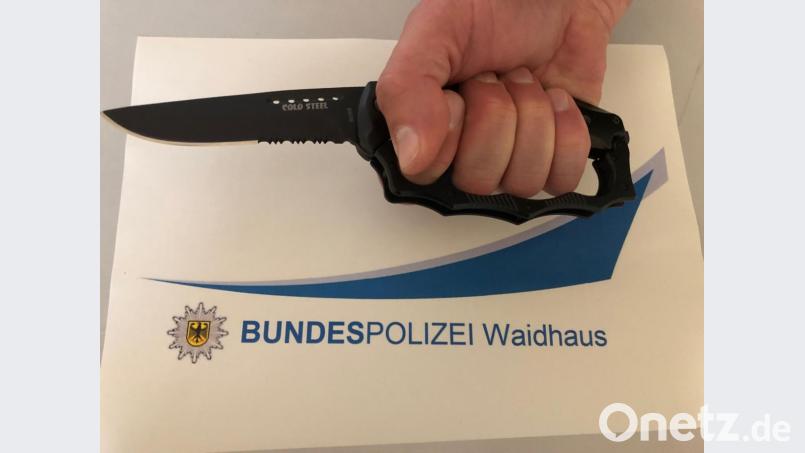 Dieses verbotene Multitool beschlagnahmen Waidhauser Bundespolizisten bei einem 25-Jährigen Italiener. Bild: Bundespolizei Waidhaus/exb