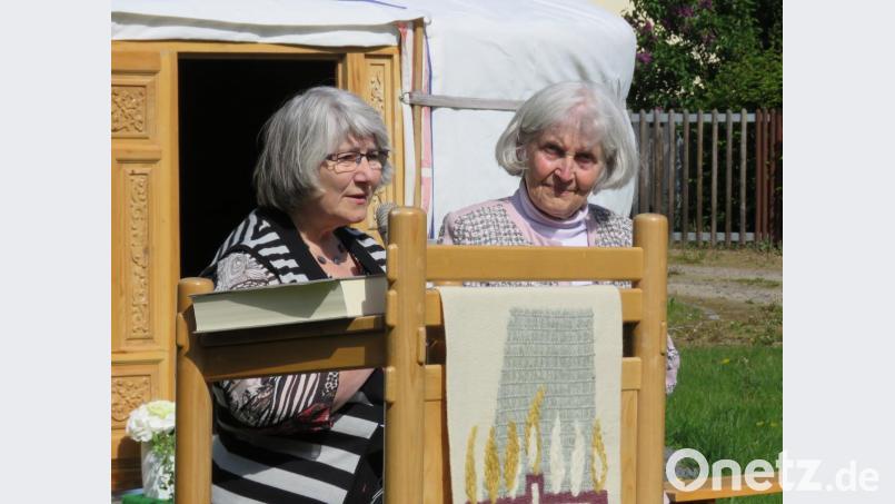 Hannelore Chrobok und Wilhelmine Doll (von links) berichteten darüber, wie die Jurte ins Pfarrgemeinde-Geschehen einbezogen werden soll. Die beiden Initiatiorinnen sind nun Mitglieder der &quot;Arbeitsgemeinschaft Jurte&quot;. Bild: ubb