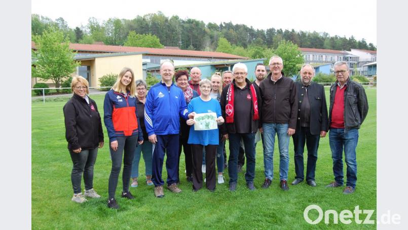 Der FCN-Fanclub mit Vorsitzendem Josef Ram (Fünfter von rechts) übergibt an den HPZ-Reha-Sportverein eine Spende in Höhe von 500 Euro. Vorsitzender Thomas Fritsch (Dritter von rechts) und Melanie Hastler (Zweite von links) danken im Namen der Boccia- und Gymnastikabteilung. Bild: grm
