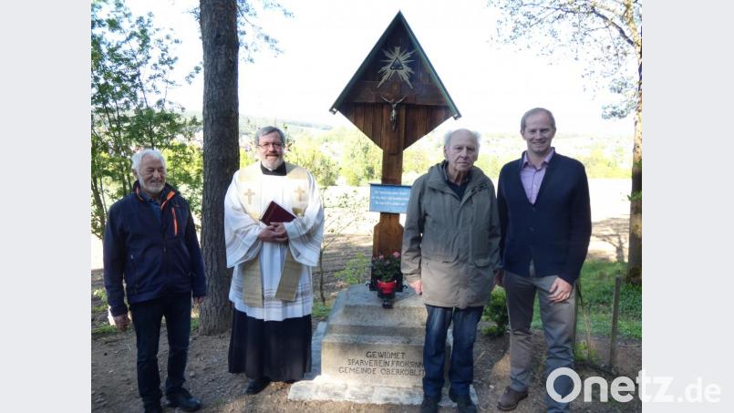 Das Martel wurde am Fischberg aufgestellt. Dabei waren (von links) Albert Wildenauer, Pfarrer Markus Ertl, Heimatpfleger Leo Berberich und Bürgermeister Konrad Kiener. Bild: she