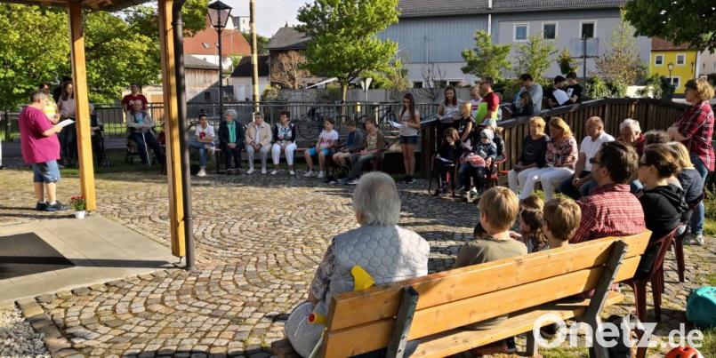Zusammen mit Gemeindereferent Jochen Gößl feierten die Reuther und die Kolpingsfamilie Kemnath eine Maiandacht. Bild: kaz