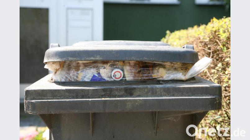 Der Inhalt einer Restmülltonne hat eine Zusammensetzung, die durchaus interessant ist. Es geht schließlich um Geld. Archivbild: Wolfgang Steinbacher