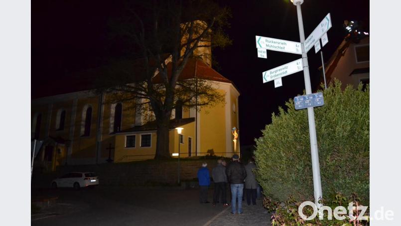Über die verschiedenen Varianten der neuen LED-Kirchenanstrahlung informierte das Bayernwerk die Gemeinderäte in den Abendstunden. Bild: gi