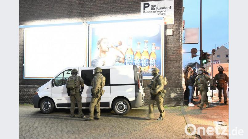 Polizeibeamte bereiten sich in&nbsp;Essen auf ihren Einsatz vor. Foto: Stephan Witte/KDF-TV &amp; Picture 2019 Bild: Stephan Witte