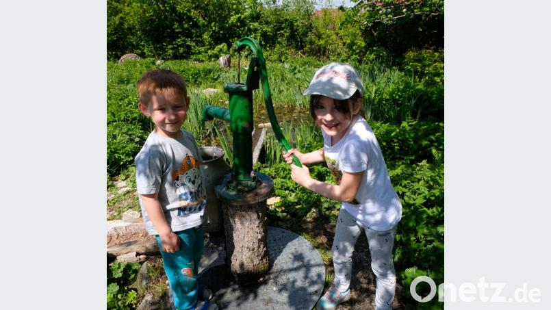 Sarah und Johannes haben ihre helle Freude mit der Wasserpumpe. Bild: le