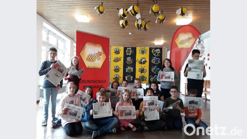 Die Viertklässler der Grundschule Waidhaus mit ihren Zeitungsbienen. Bild: exb