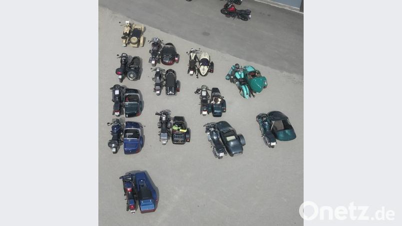 Auf dem Parkplatz beim Maulwerk in Schwend: Die Besatzungen stärkten sich im 50er Jahre Café. Bild: mfh