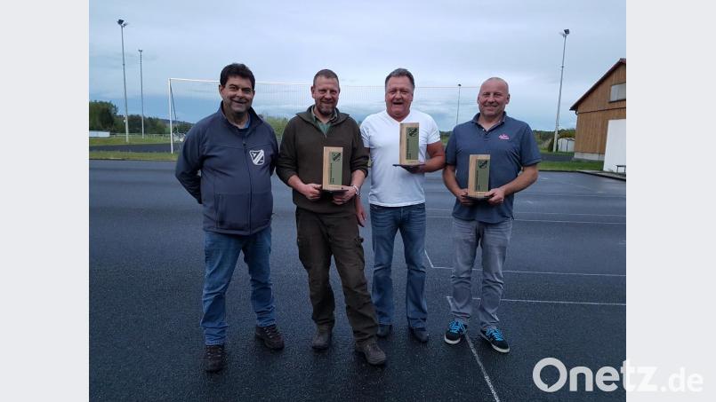 Spielleiter Rainer Walenta zusammen mit dem Siegerteam - Achim Grüner, Manfred Rosner, Klaus Reindl (von links). Bild: exb