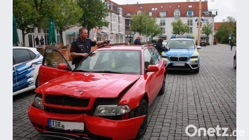 Das Unfallauto wurde zur Seite geschoben. Eine Streife der Polizei Tirschenreuth nahm wenige Minuten später den Unfall auf. Bild: wro