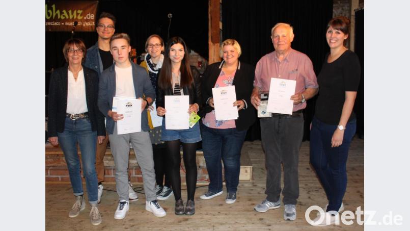 Ein Gruppenfoto mit den Gewinnern des Fotowettbewerbs : Stellvertretende Landrätin Margit Kirzinger (links) und Anna Schätzler (rechts) prämierten die Gewinnerbilder des Fotowettbewerbs „Mein Europa“ (von links nach rechts): Conrad Schildbach (hinten), Benedikt Hetz (vorne), Magdalena Glaser in Stellvertretung für Carolin Friedrich (hinten), Melina Matthes (vorne), Katharina Glaser und Alois Hubmann. Bild: exb