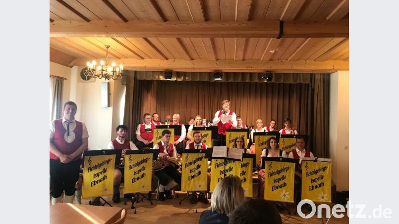 Die Fichtelgebirgskapelle Ebnath unter Leitung von Johannes Prechtl (links) gab ein beeindruckendes Konzert im Pfarrgemeindehaus. Bild: soj