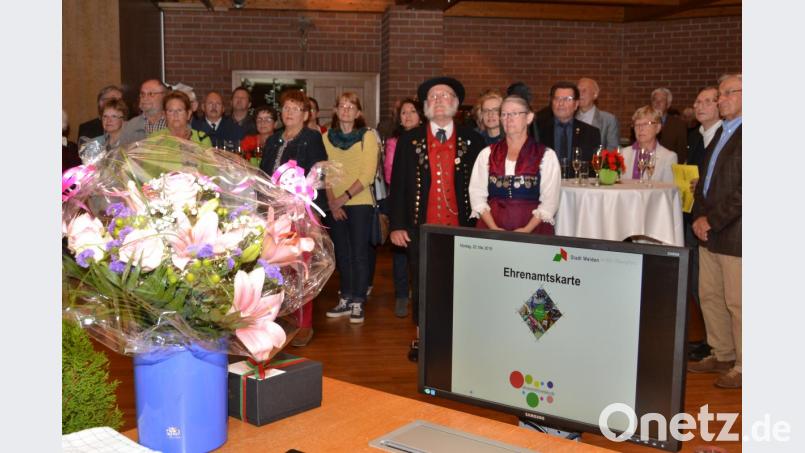 Trachtler, Sportler, Kulturschaffende und Mitglieder von Hilfsorganisationen bekommen goldene und silberne Ehrenamtskarten. Bild: hcz