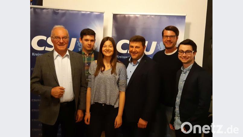 Der ehemalige Landtagsabgeordnete Heinz Donhauser (links) nahm an der Hauptversammlung der Jungen Union Raigering-Krumbach teil. Weiter von links: Pascal Glöckner, JU-Vize Ina Koch, CSU-Ortsvorsitzender Daniel Müller, Markus Schmalzl und JU-Ortsvorsitzender Florian Singer. Bild: Florian Singer (fls)